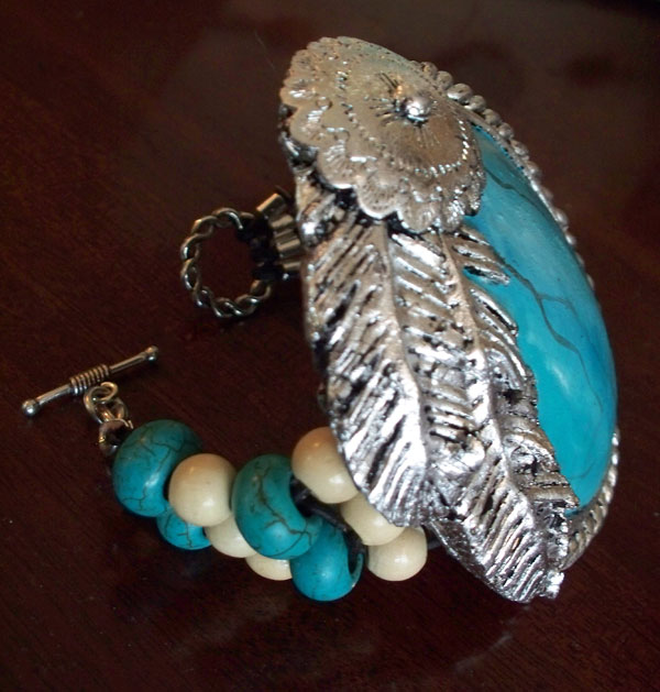 Mega Oval with Feather Detailed Bracelet